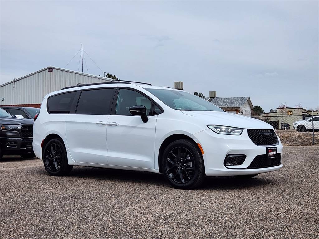 2024 Chrysler Pacifica Touring L — Minivan — 19,688 mi — Longmont, CO
