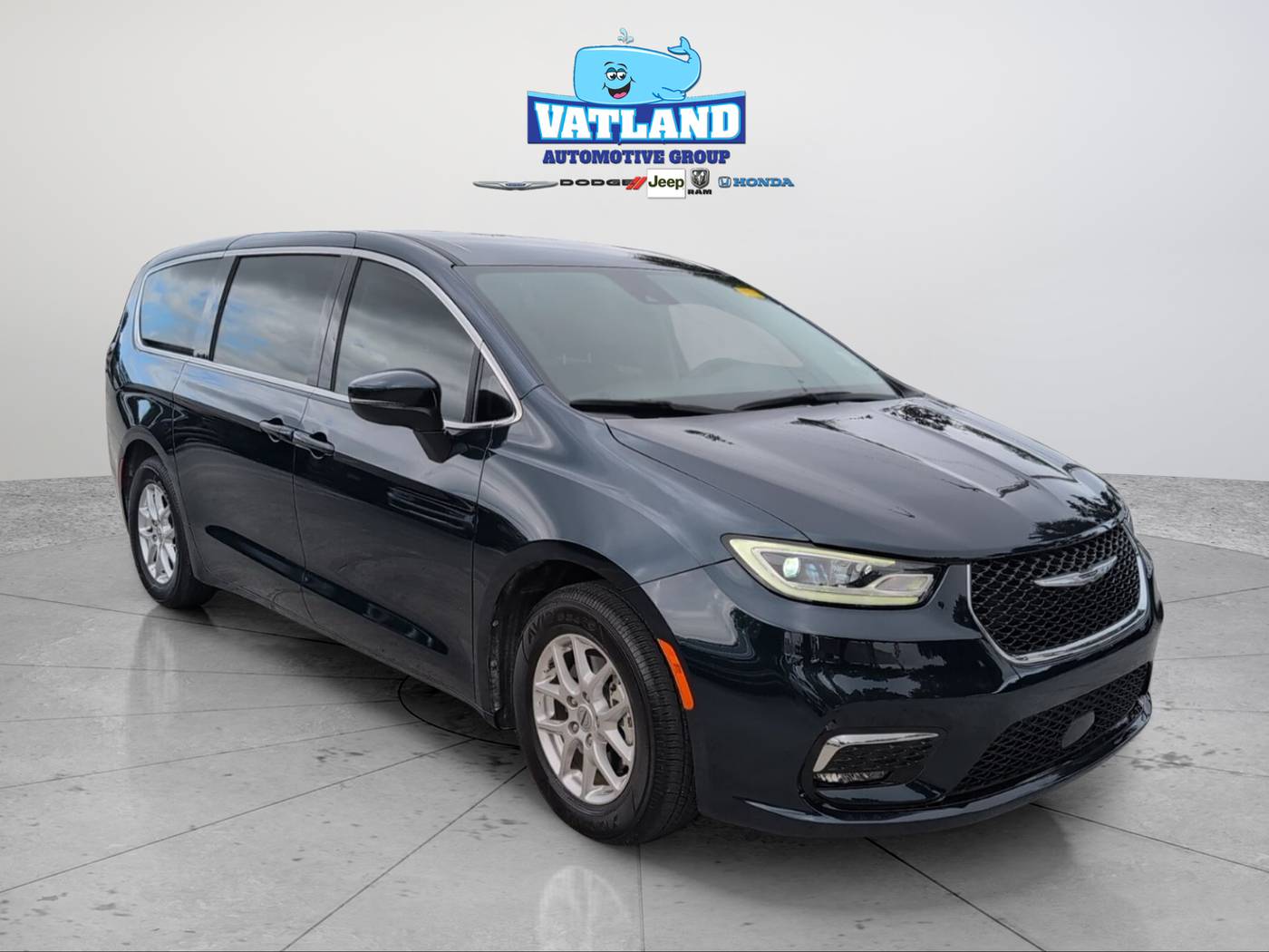 2023 Chrysler Pacifica Touring L — Minivan — 6,199 mi — Vero Beach, FL