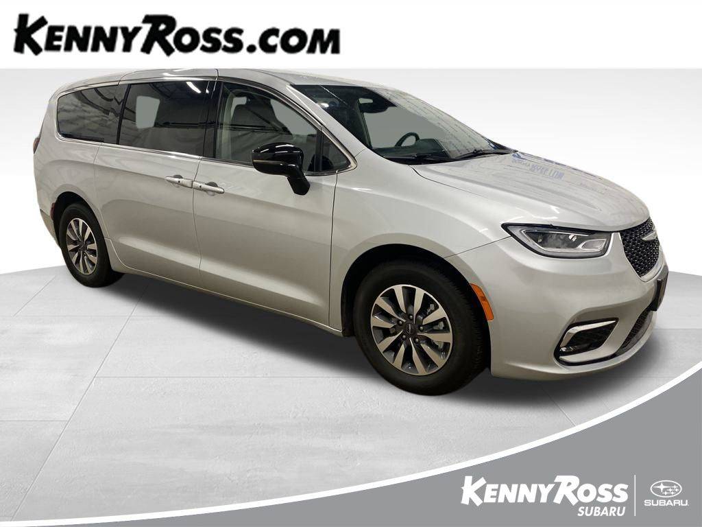 2024 Chrysler Pacifica Hybrid Select — Minivan — 21,392 mi — North Huntingdon, PA
