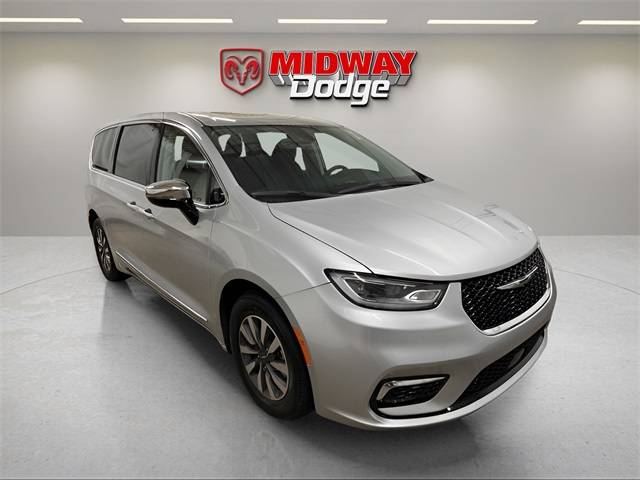 2023 Chrysler Pacifica Hybrid Limited — Minivan — 8,000 mi — Chicago, IL