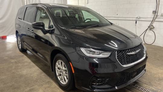 2023 Chrysler Pacifica Touring L — Minivan — 31,790 mi — Chicago, IL
