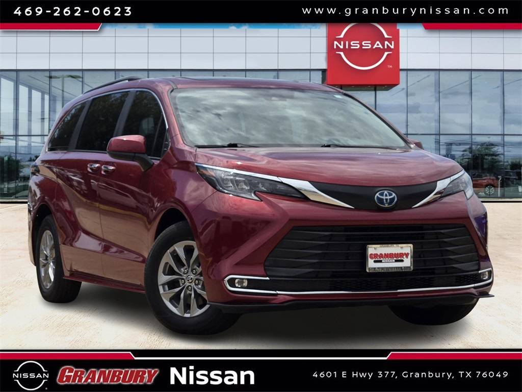 2024 Toyota Sienna XLE — Minivan — 8,538 mi — Granbury, TX