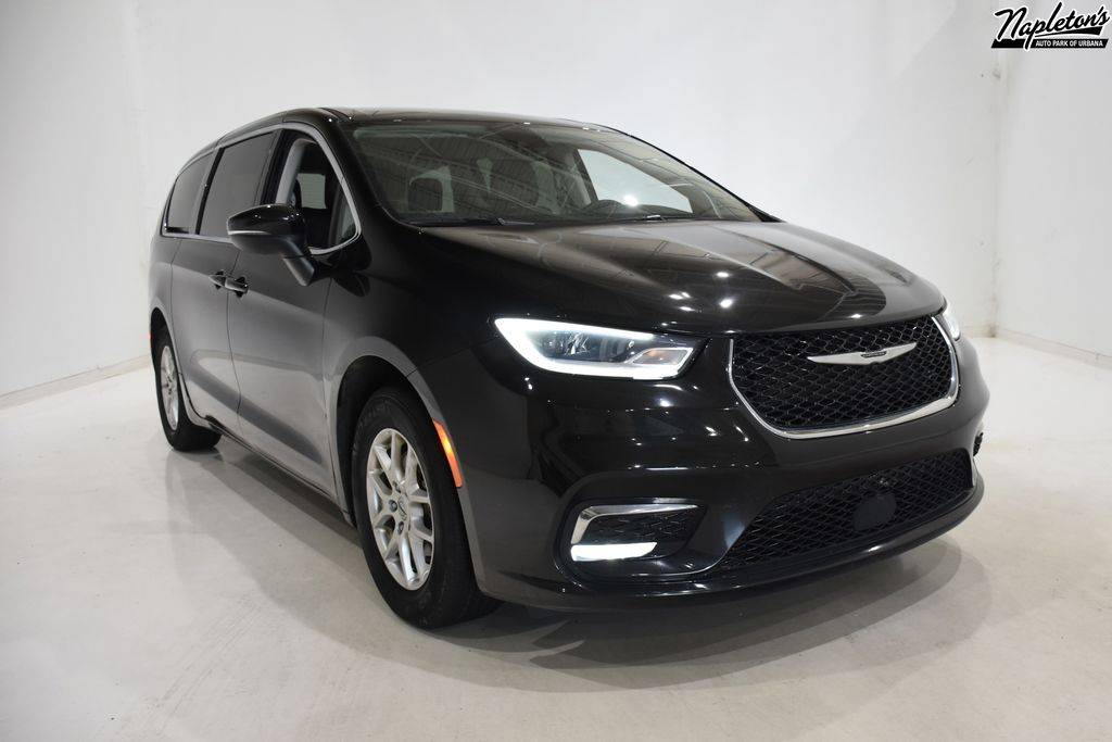2023 Chrysler Pacifica Touring L — Minivan — 68,209 mi — Urbana, IL