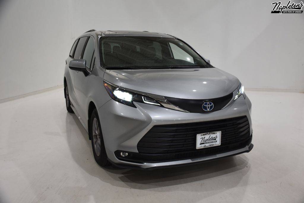 2025 Toyota Sienna XLE — Minivan — 8,140 mi — Urbana, IL