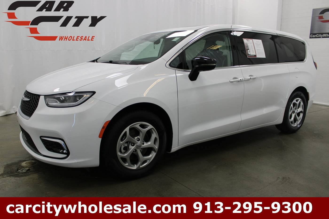 2024 Chrysler Pacifica Limited — Minivan — 9,515 mi — Shawnee, KS