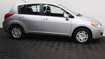 2011 nissan versa hatchback white