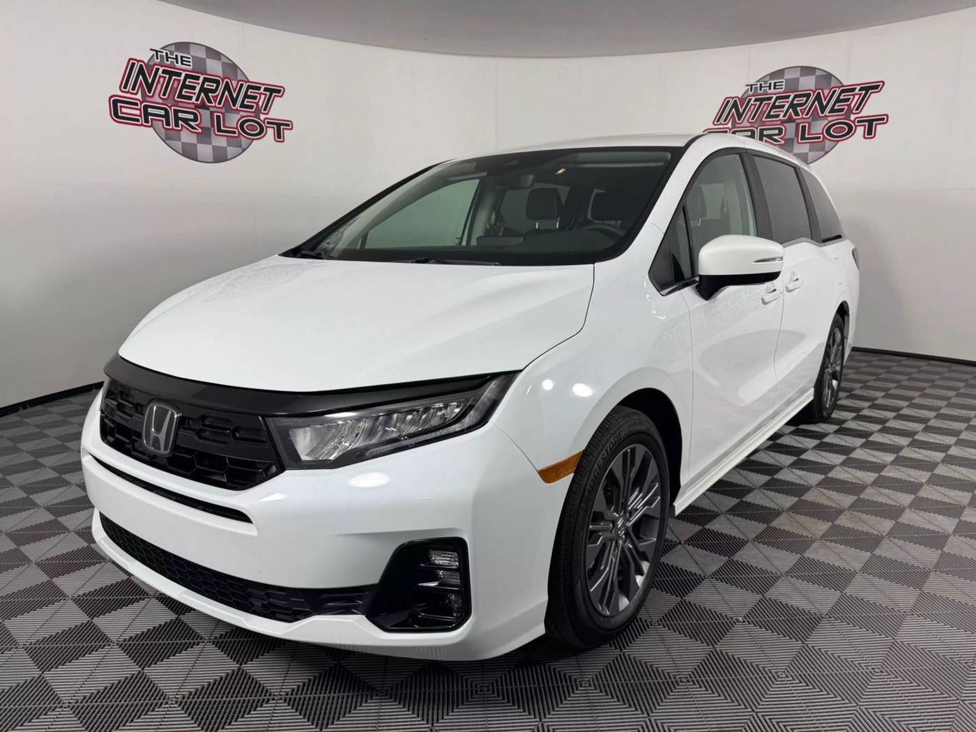 2025 Honda Odyssey Touring — Minivan — 2,070 mi — Omaha, NE