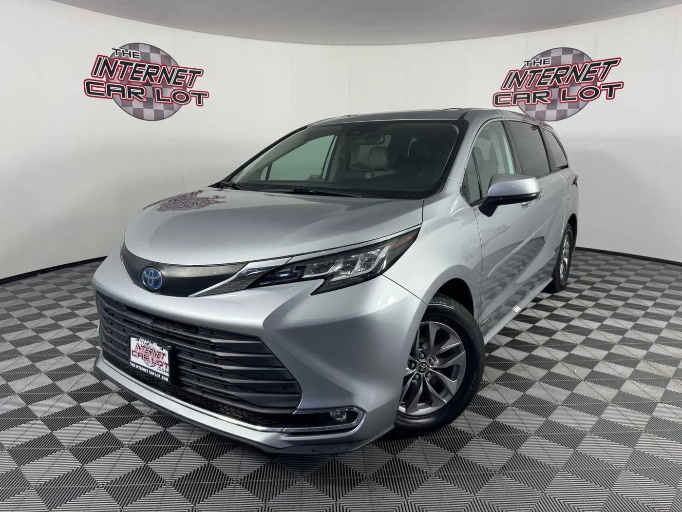 2021 Toyota Sienna XLE — Minivan — 48,763 mi — Omaha, NE