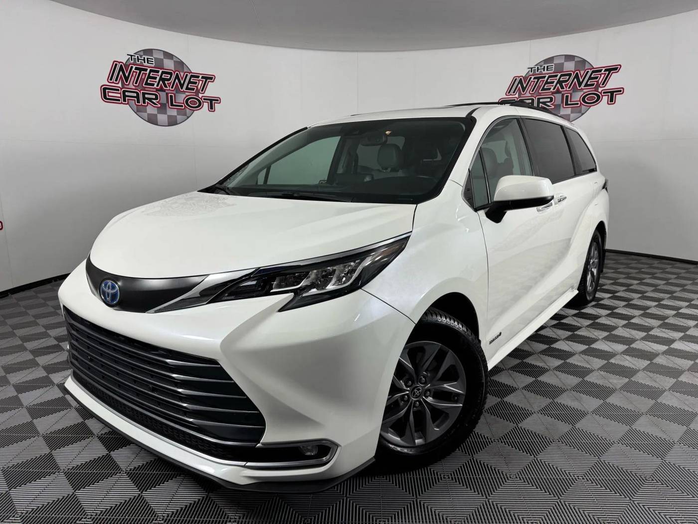 2021 Toyota Sienna XLE — Minivan — 27,413 mi — Omaha, NE