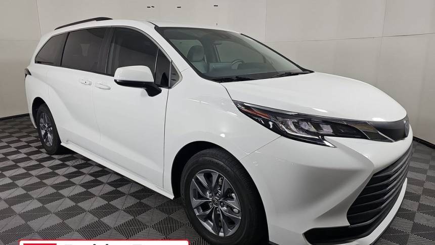 2022 Toyota Sienna LE — Minivan — 28,986 mi — West Covina, CA