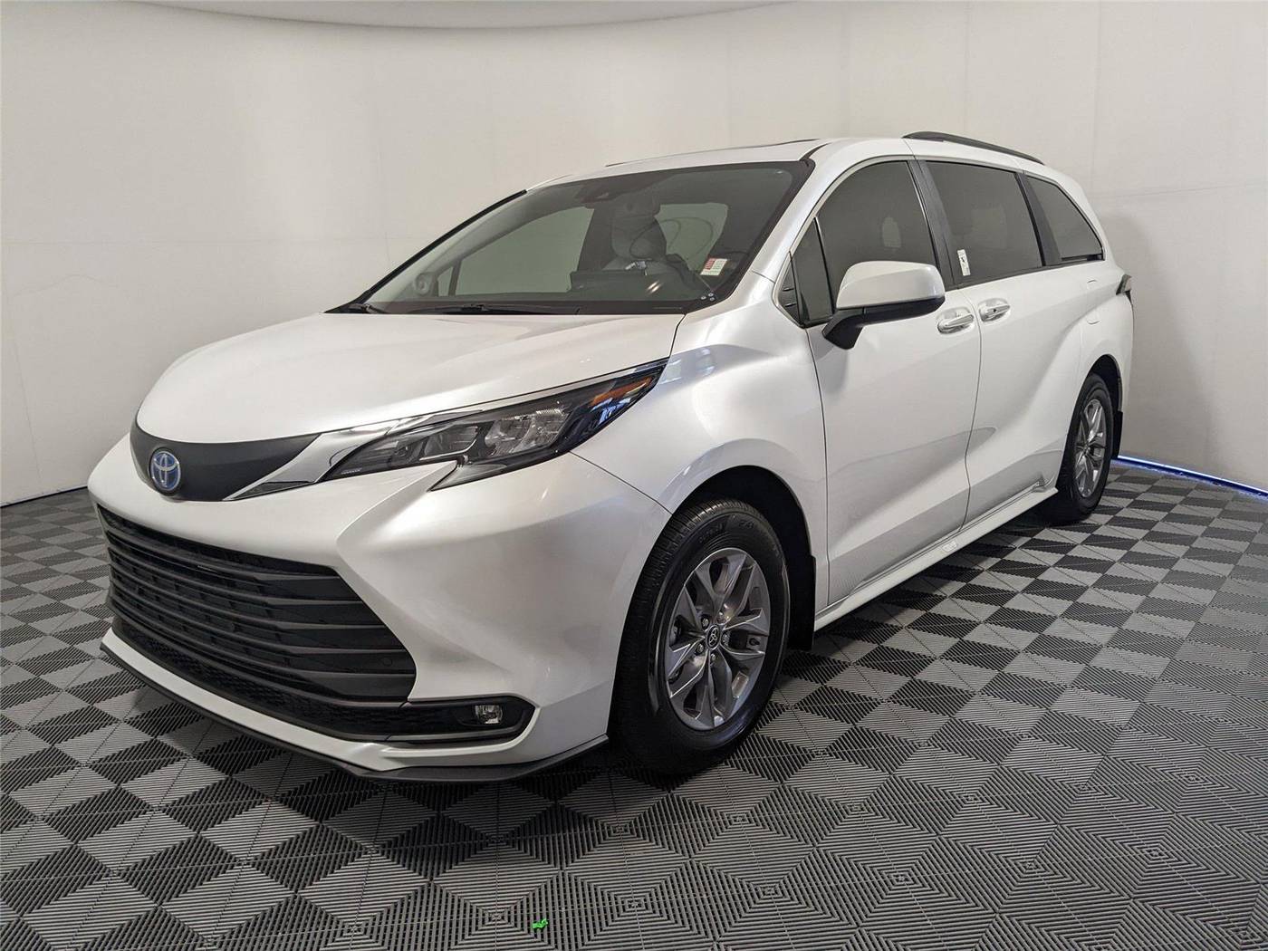 2025 Toyota Sienna XLE — Minivan — 5 mi — McDonough, GA