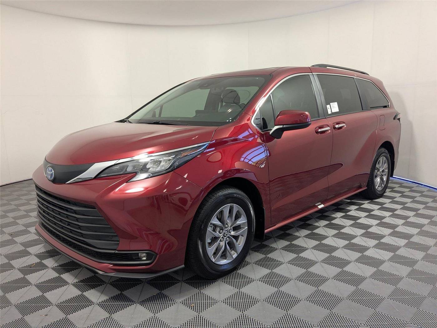 2025 Toyota Sienna XLE — Minivan — 4,021 mi — McDonough, GA