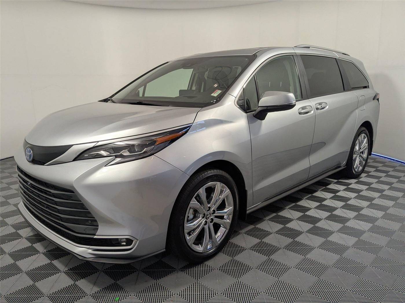 2024 Toyota Sienna Platinum — Minivan — 10,214 mi — McDonough, GA