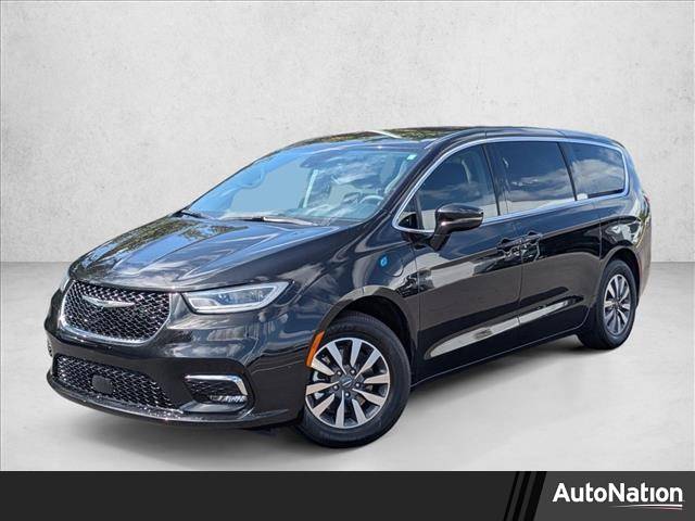 2022 Chrysler Pacifica Hybrid Touring L — Minivan — 24,364 mi — Clearwater, FL