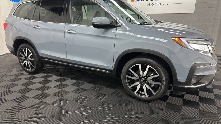 2022 Honda Pilot Touring w/Rear Captain's Chairs