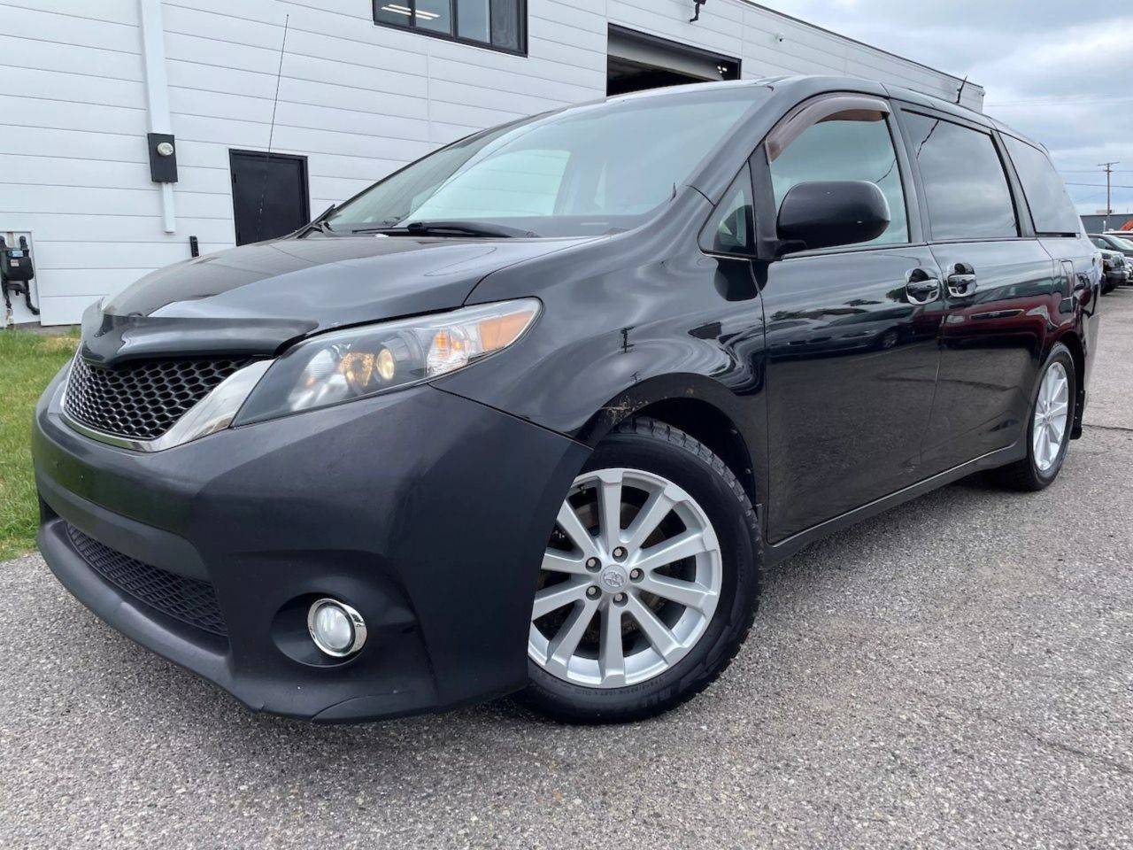 2011 Toyota Sienna SE 8-Passenger