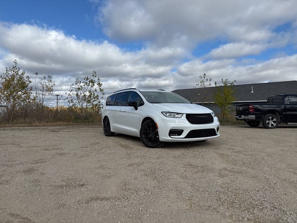 2025 Chrysler Pacifica Limited — Minivan — 28,689 mi — Zumbrota, MN