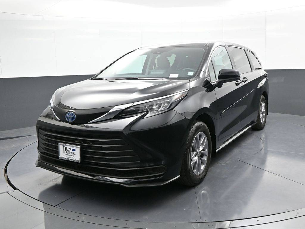 2024 Toyota Sienna LE — Minivan — 4,208 mi — Brooklyn, NY