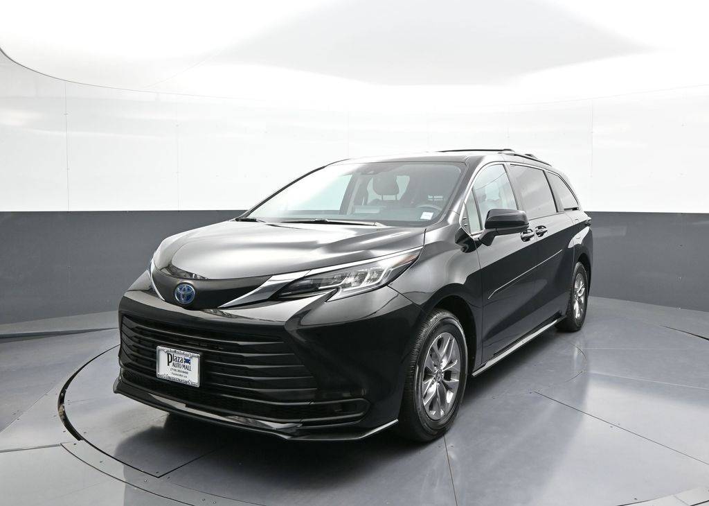 2023 Toyota Sienna LE — Minivan — 17,909 mi — Brooklyn, NY