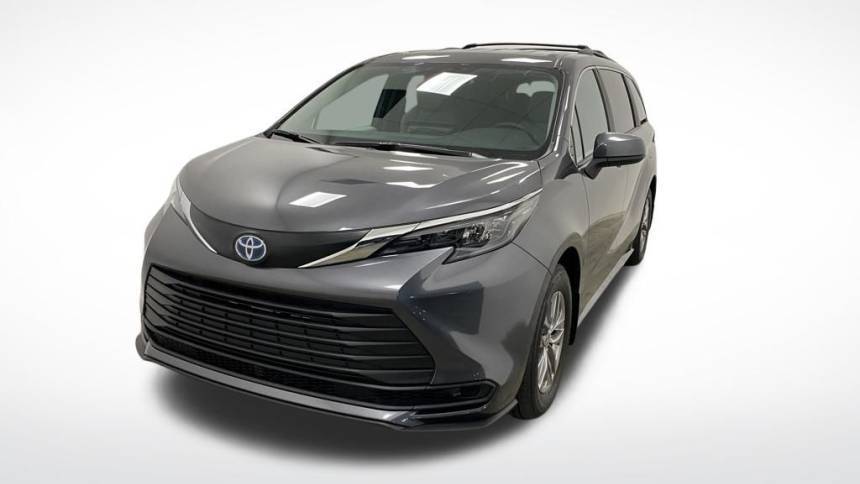 2025 Toyota Sienna LE — Minivan — 8 mi — Brooklyn, NY