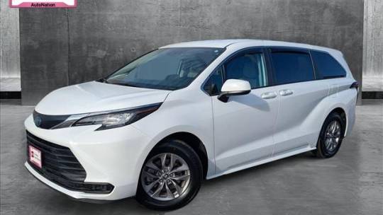 2023 Toyota Sienna LE — Minivan — 50,424 mi — Libertyville, IL