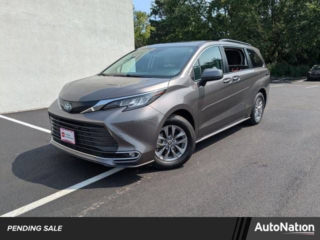 2022 Toyota Sienna XLE — Minivan — 38,702 mi — Libertyville, IL