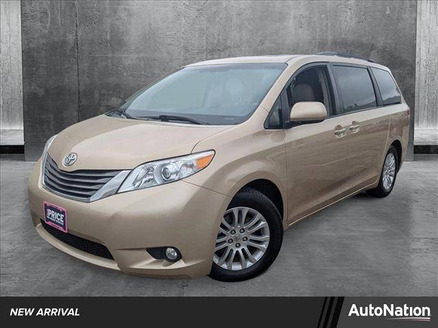 2013 Toyota Sienna XLE — Minivan — 142,860 mi — Libertyville, IL