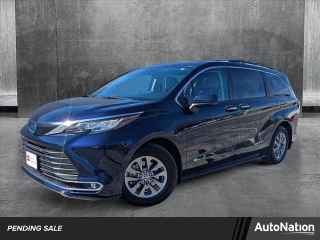 2022 Toyota Sienna XLE — Minivan — 23,745 mi — Libertyville, IL
