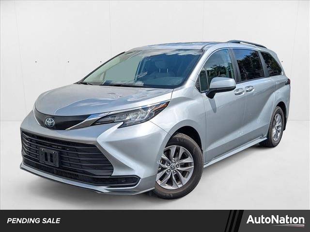 2022 Toyota Sienna LE — Minivan — 52,492 mi — Libertyville, IL