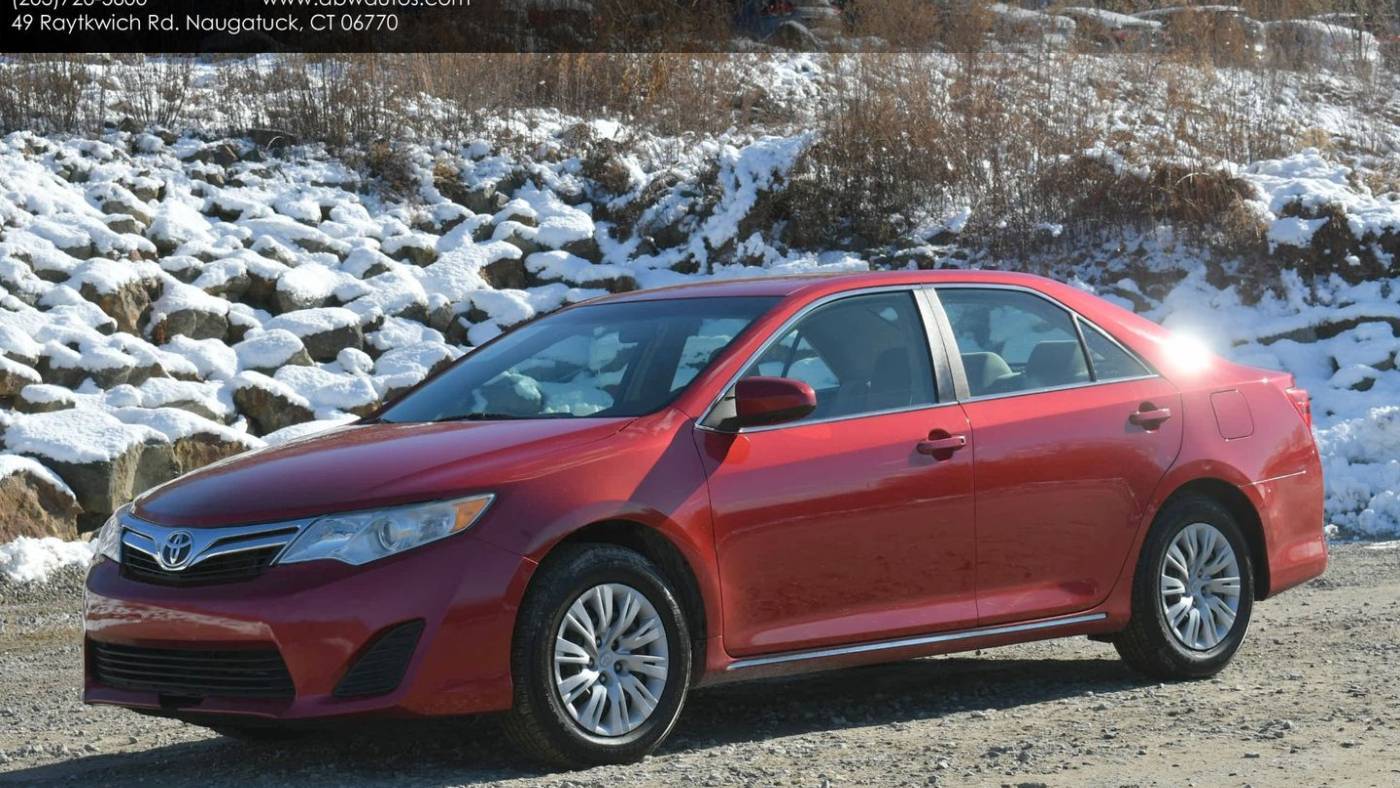 2014 Toyota Camry LE — Sedan — 140,500 mi — Naugatuck, CT