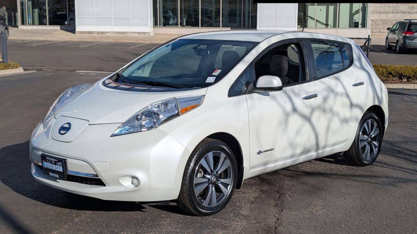 2017 Nissan LEAF SV — Hatchback — 26,425 mi — Lakewood, CO