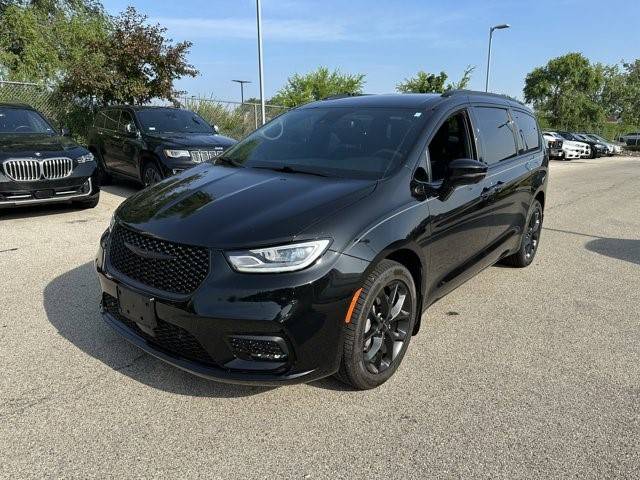 2022 Chrysler Pacifica Touring L — Minivan — 23,296 mi — Westmont, IL
