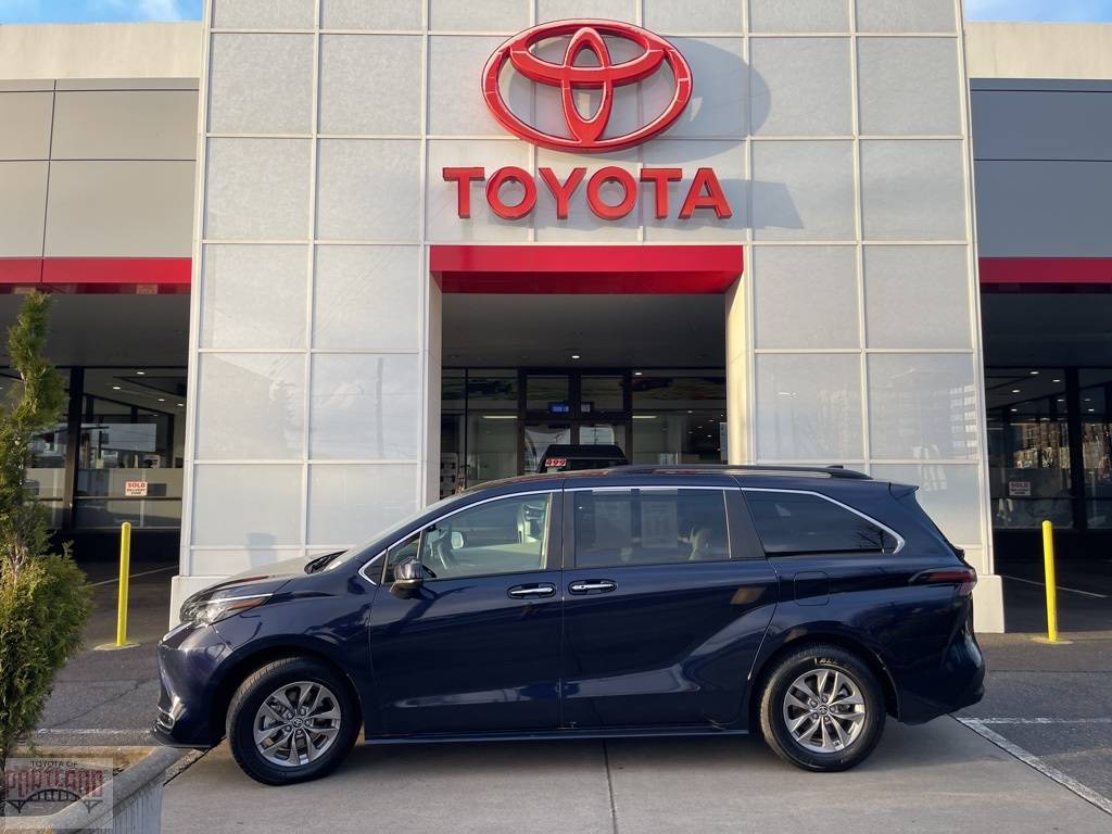 2023 Toyota Sienna XLE — Minivan — 55,040 mi — Portland, OR