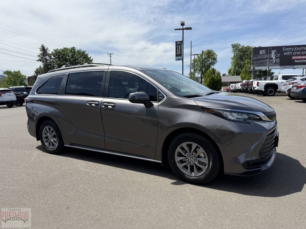 2023 Toyota Sienna LE — Minivan — 17,800 mi — Portland, OR