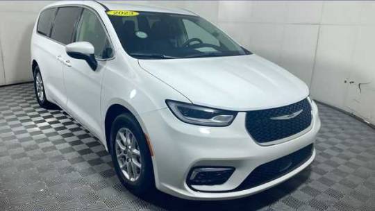 2023 Chrysler Pacifica Touring L — Minivan — 57,694 mi — Franklin, IN