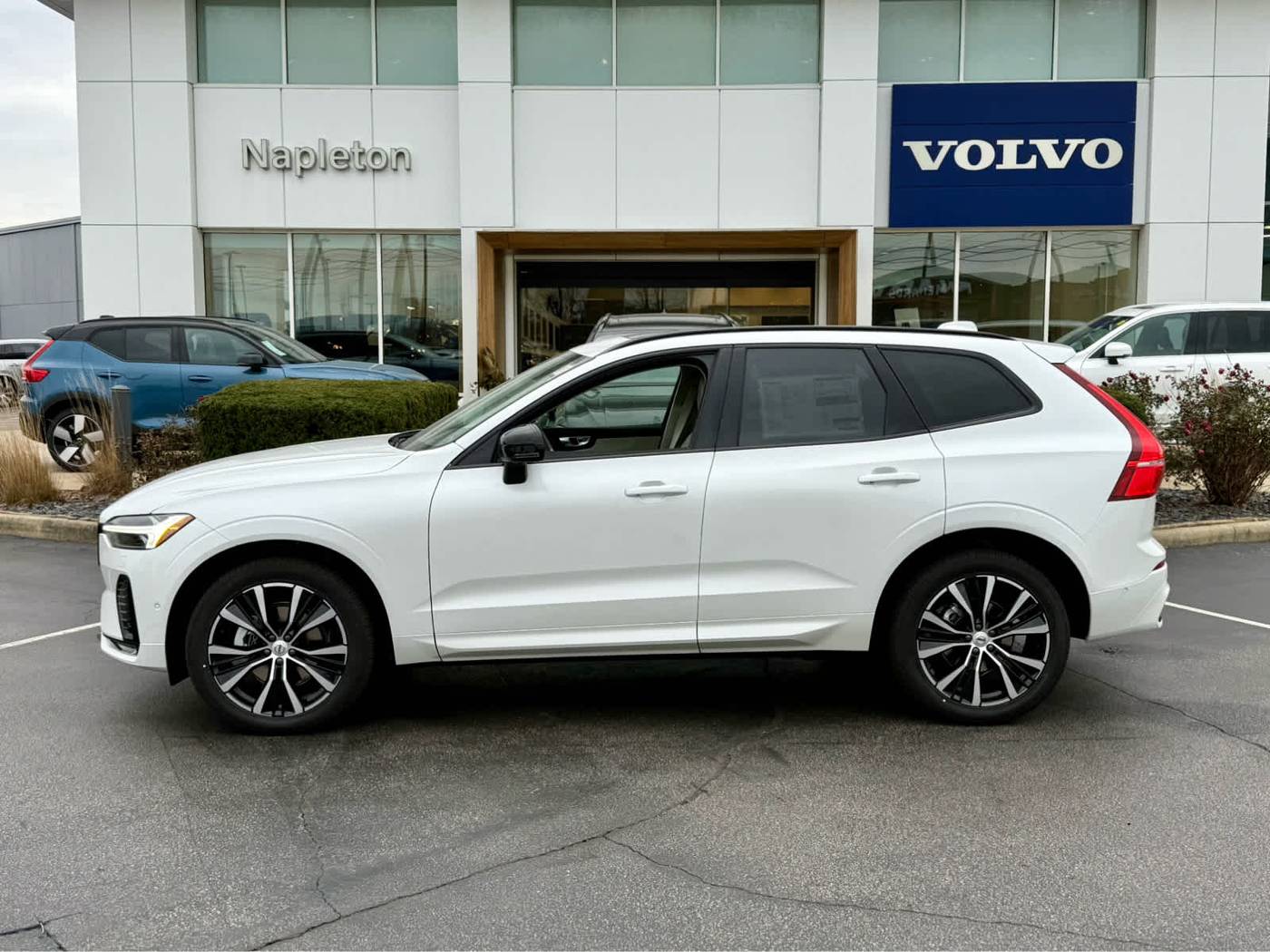 2025 Volvo XC60 B5 Plus Dark Theme