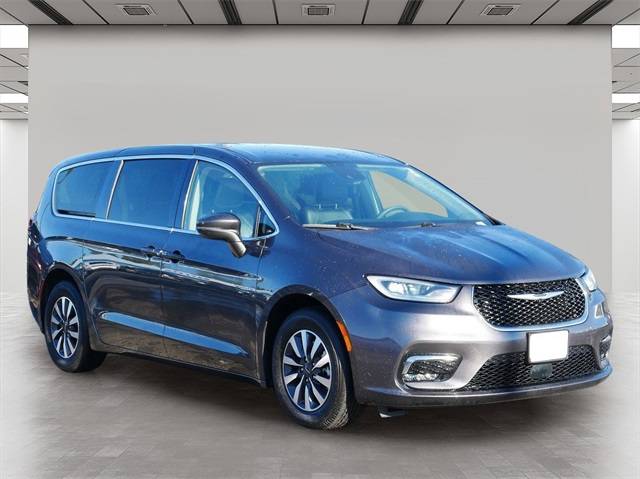 2022 Chrysler Pacifica Hybrid Touring L — Minivan — 25,166 mi — Wayzata, MN