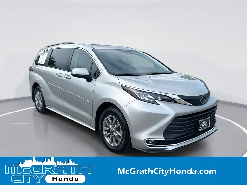 2021 Toyota Sienna XLE — Minivan — 43,898 mi — Chicago, IL