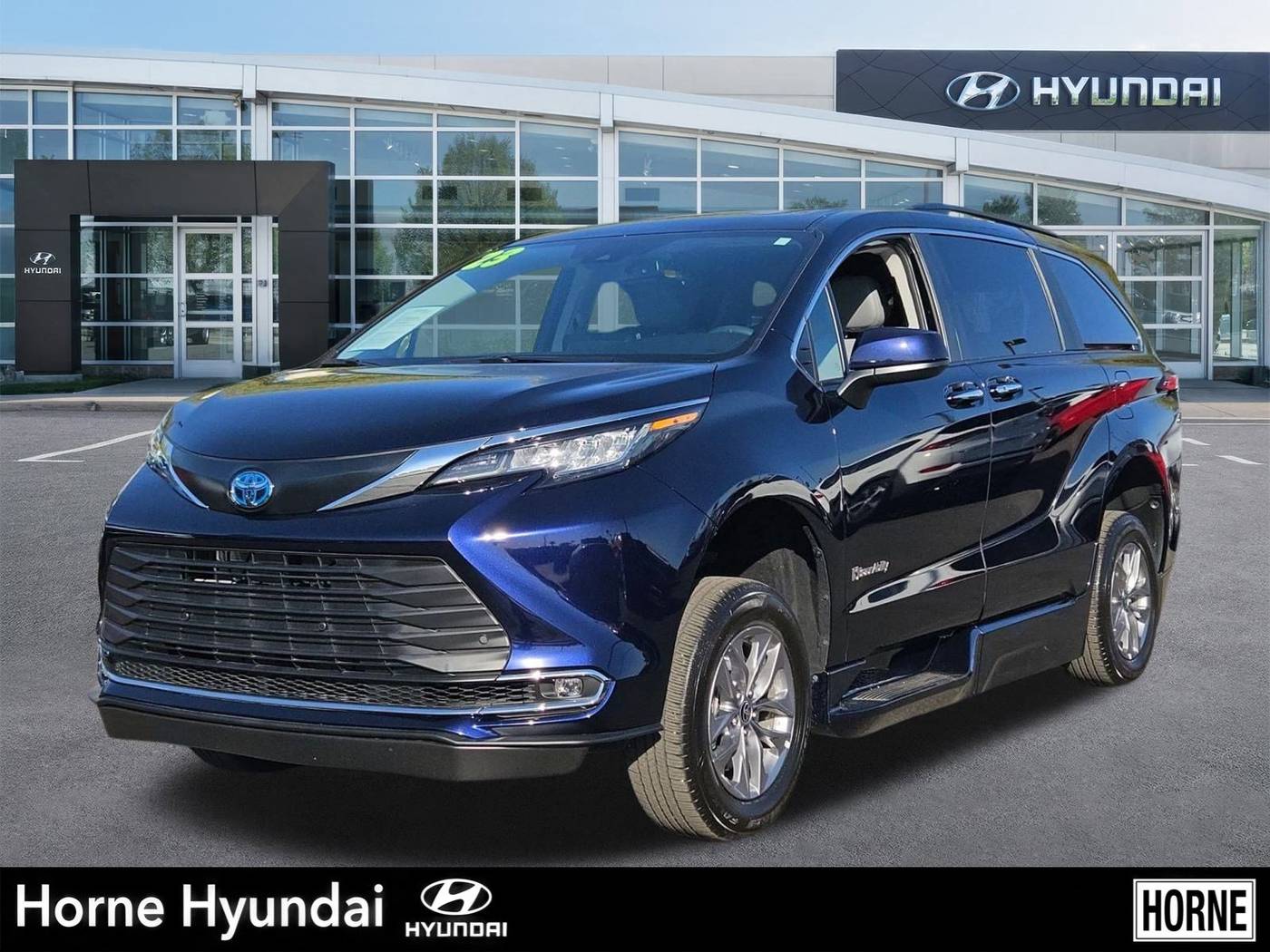 2023 Toyota Sienna XLE — Minivan — 3,236 mi — Apache Junction, AZ