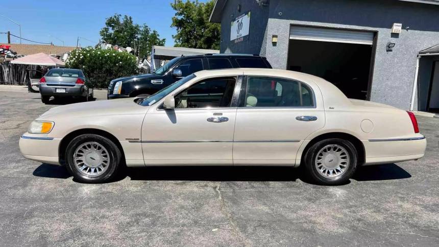 2000 Lincoln Town Car Cartier For Sale in Fresno CA