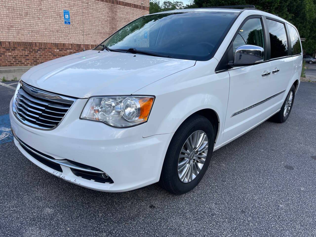 2015 Chrysler Town & Country Touring-L — Minivan — 162,040 mi — Gainesville, GA
