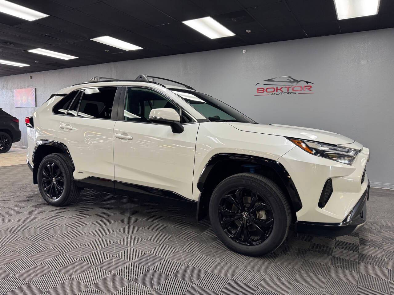 2022 Toyota RAV4 Hybrid SE — SUV — 124,499 mi — Las Vegas, NV