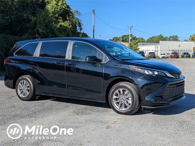 2025 Toyota Sienna LE — Minivan — 143 mi — Elizabeth City, NC
