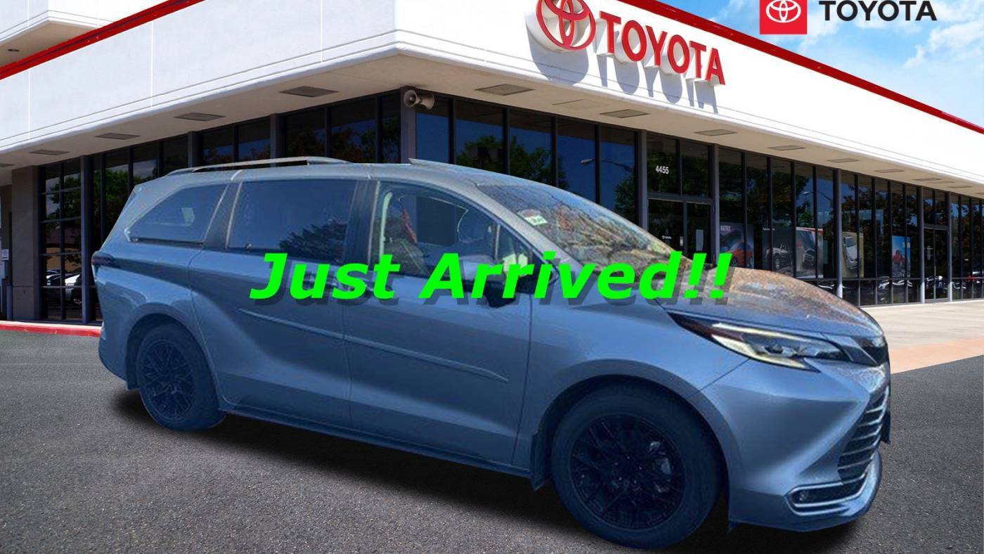 2022 Toyota Sienna Platinum — Minivan — 47,579 mi — Fort Collins, CO