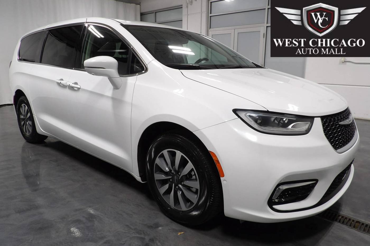 2022 Chrysler Pacifica Hybrid Touring L — Minivan — 13,525 mi — West Chicago, IL