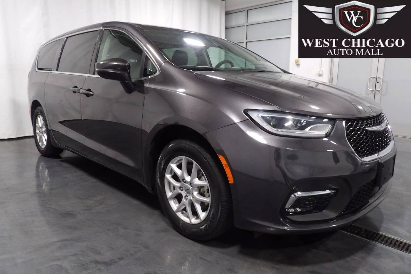 2023 Chrysler Pacifica Touring L — Minivan — 31,496 mi — West Chicago, IL