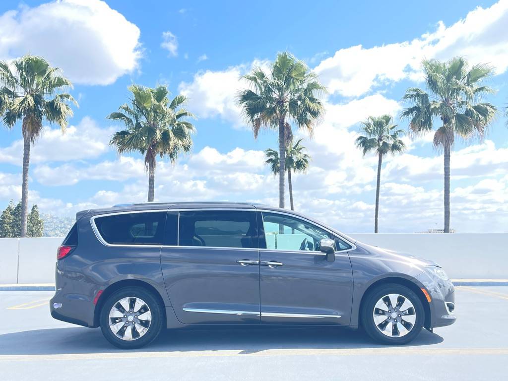 2018 Chrysler Pacifica Hybrid Limited — Minivan — 40,230 mi — Los Angeles, CA