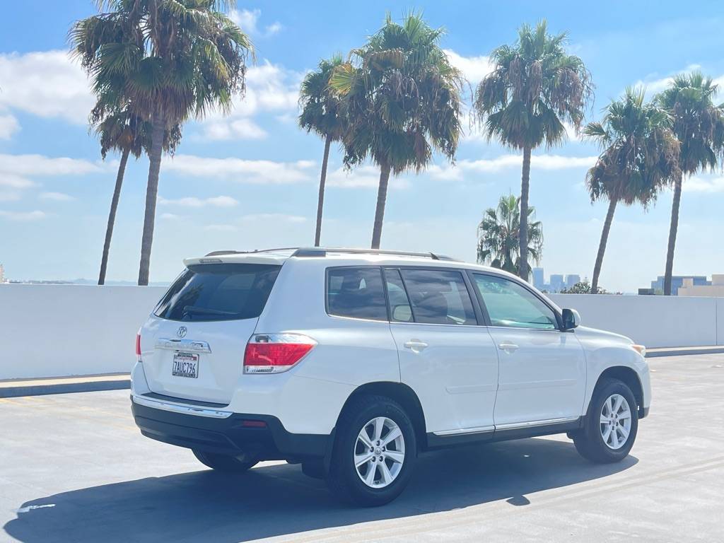 2013 Toyota Highlander Highlander V6 — SUV — 130,971 mi — Los Angeles, CA