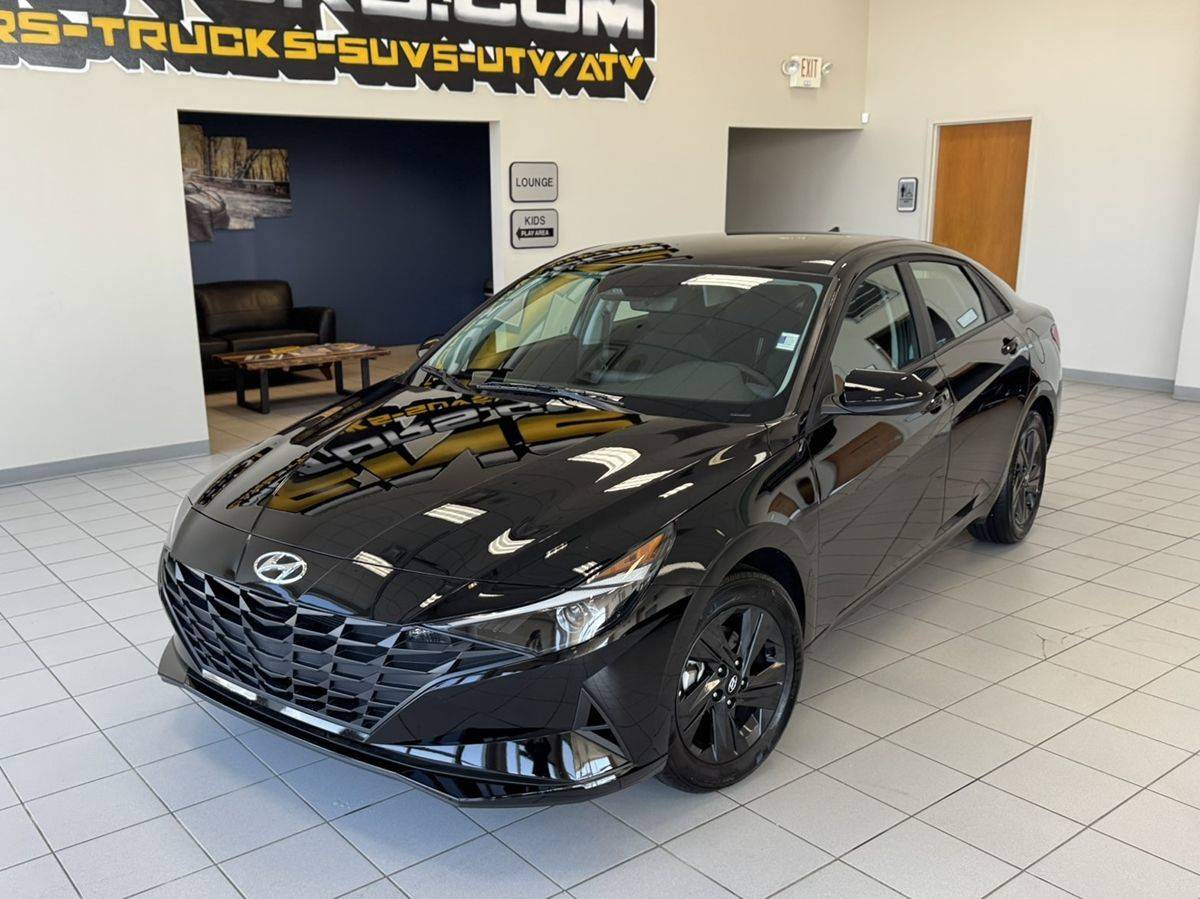 2023 Hyundai Elantra SEL — Sedan — 7,780 mi — Racine, WI