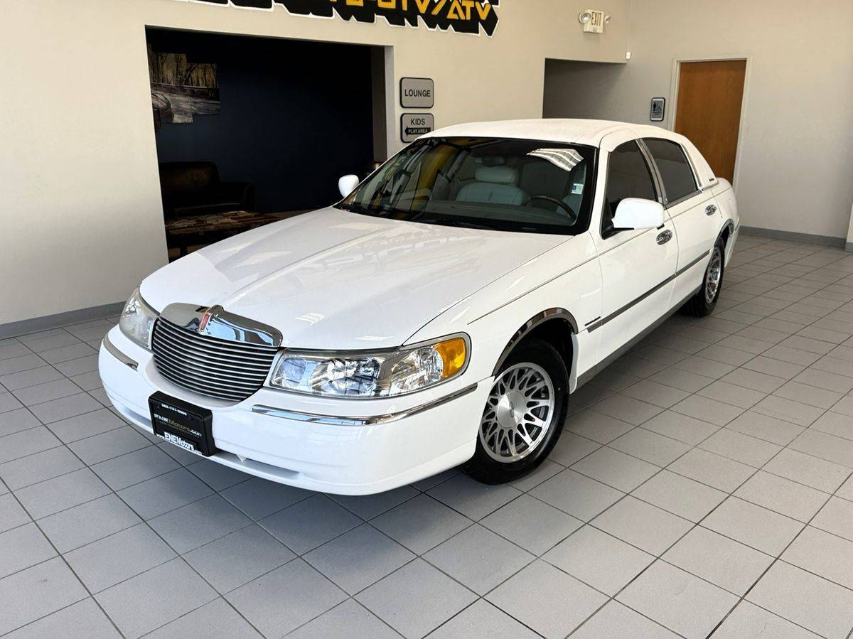 2002 Lincoln Town Car Signature — Sedan — 54,769 mi — Racine, WI